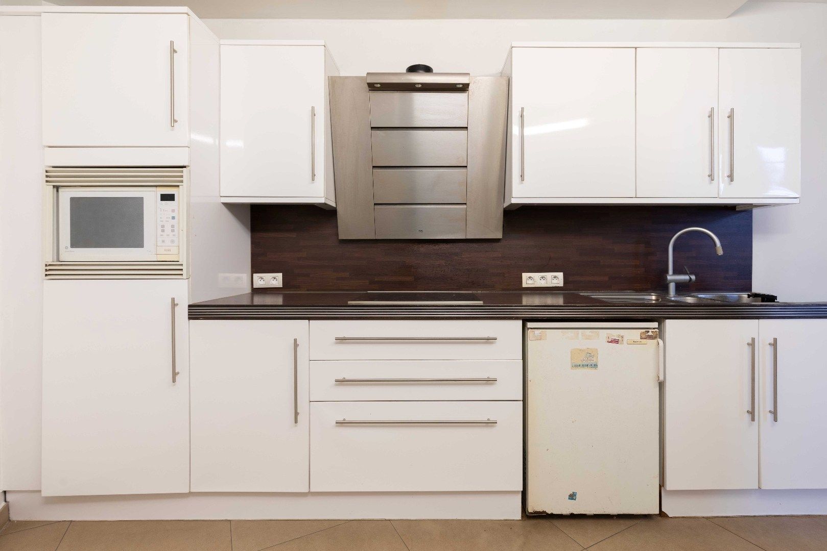 Iconisch neo-gotisch pand met uniek zicht op de Ezelpoort en het Stil Ende foto 10