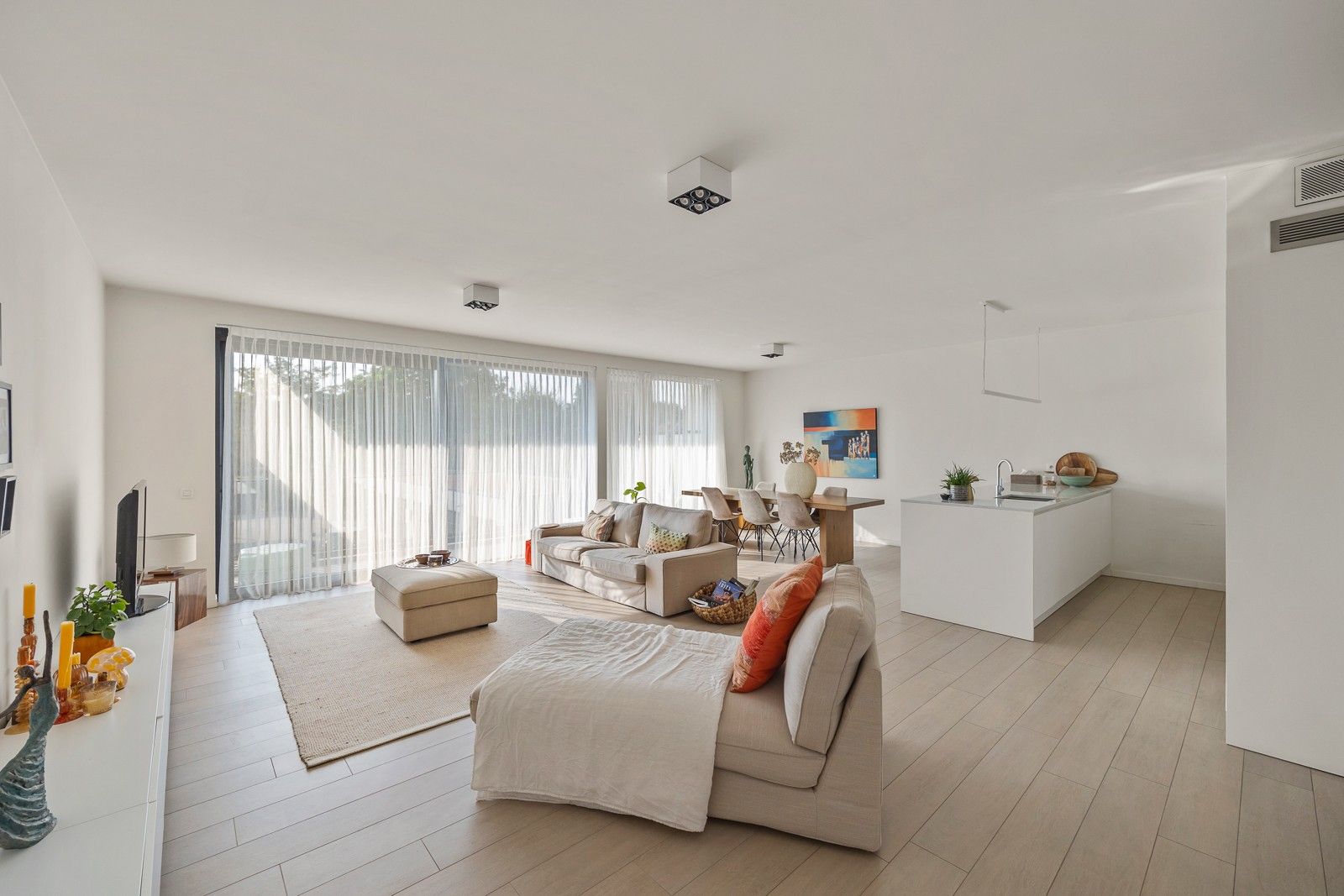 Prachtig appartement van 140m2 met ruim terras, grote kelder én garagebox. foto {{pictureIndex}}