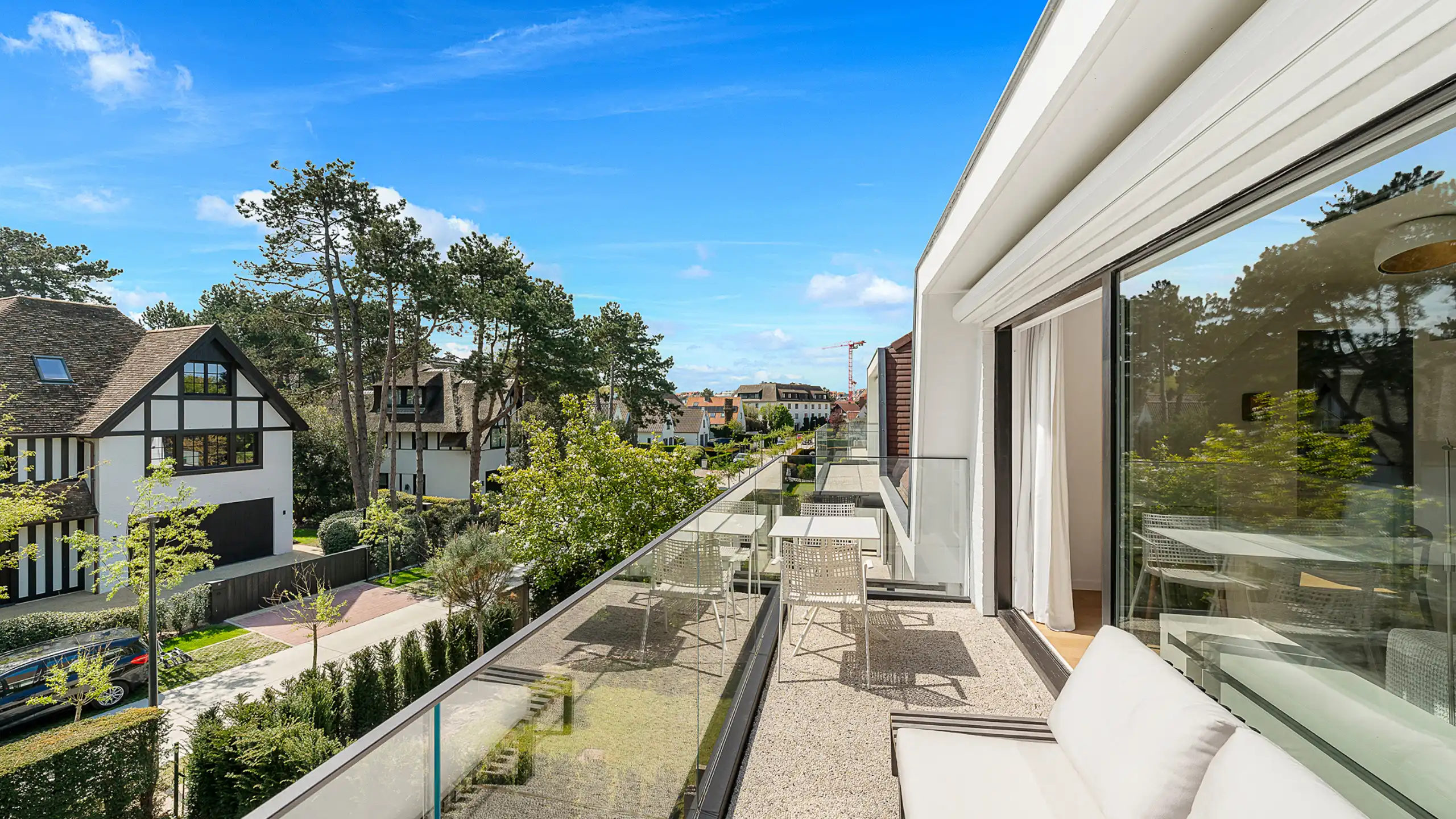 Elegante duplex met zuidgericht terras in villaresidentie foto {{pictureIndex}}