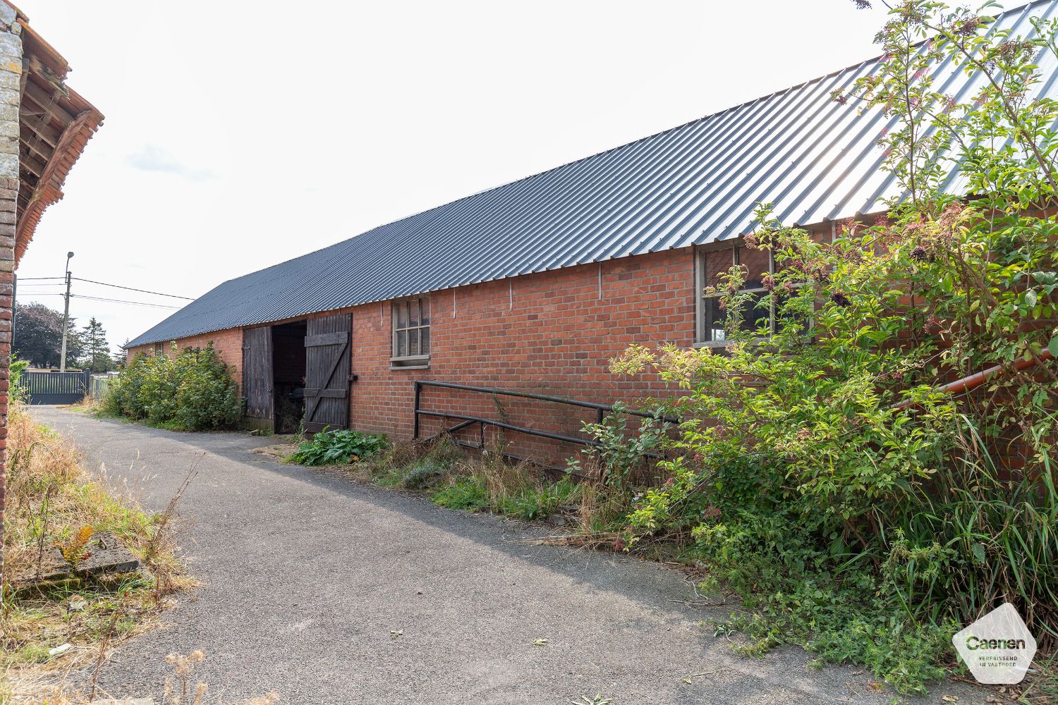 Exclusieve landelijke woning op een mooi perceel van 19869 m² en magnifieke bijgebouwen van bij benadering 1000 m² foto 2