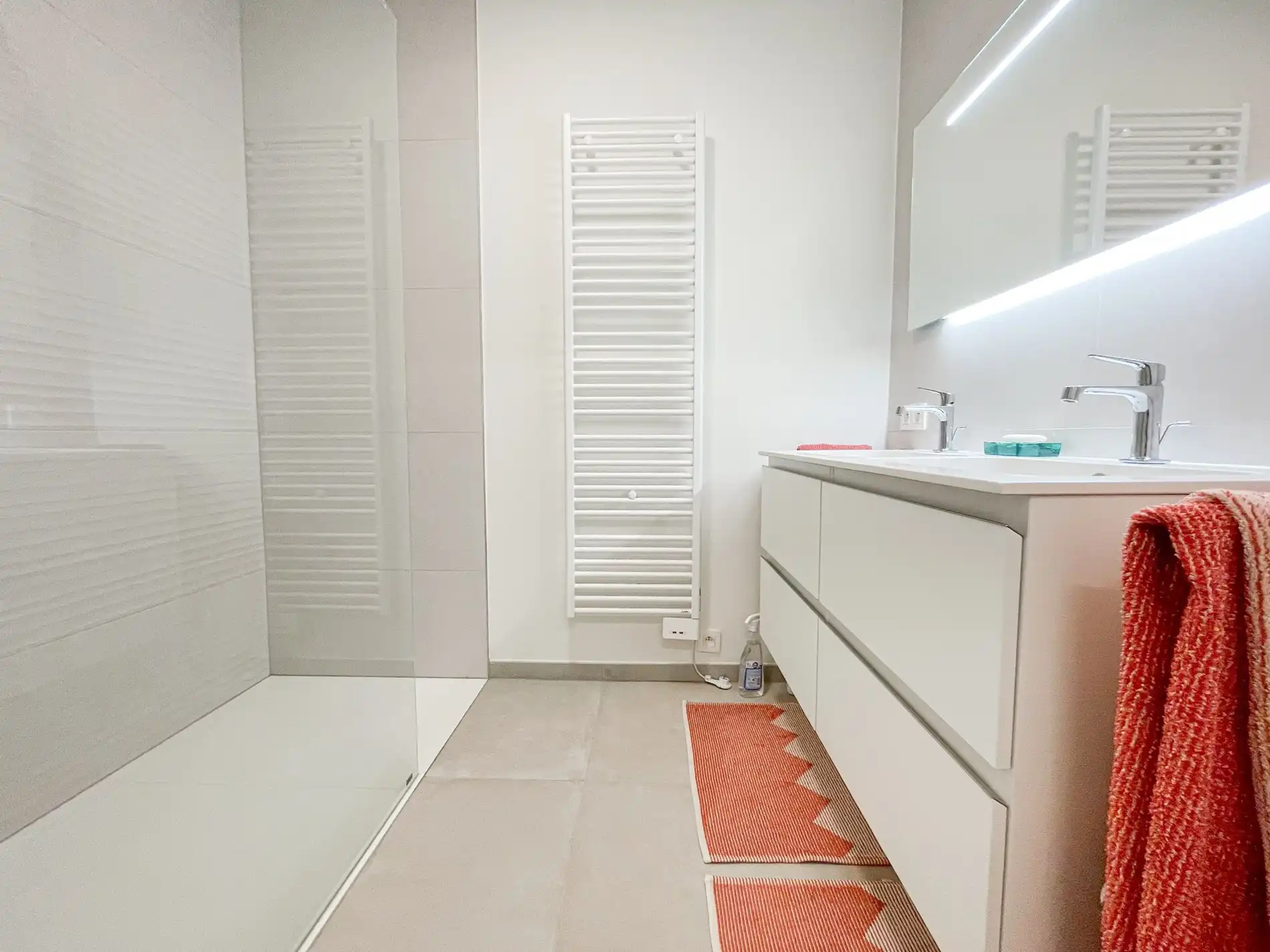 Subliem smaakvol ingericht hoek appartement gelegen in een recente residentie nabij de Dumortierlaan. foto 11