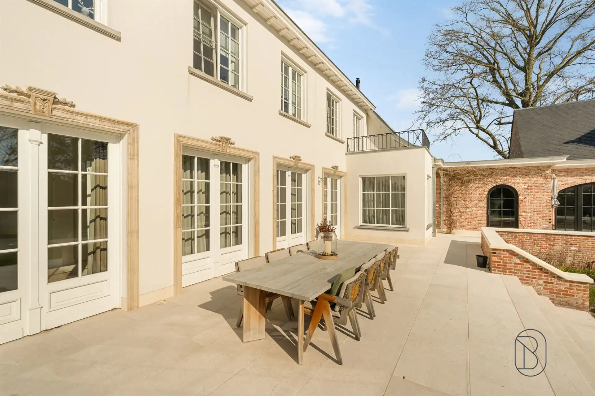 Prachtig afgewerkte franse villa met bijgebouw en zwembad foto 11
