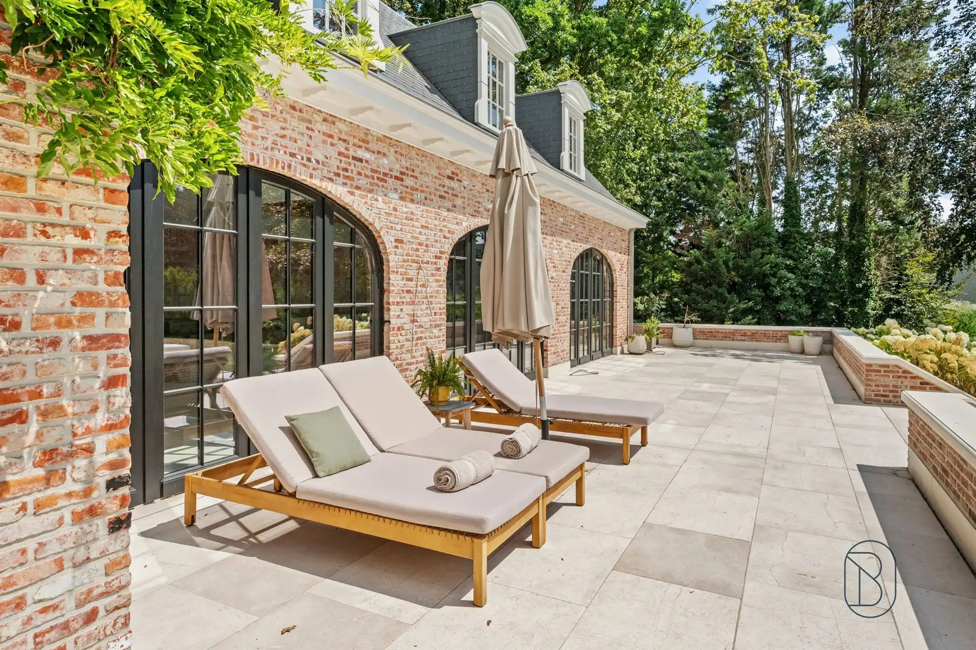 Prachtig afgewerkte franse villa met bijgebouw en zwembad foto 7
