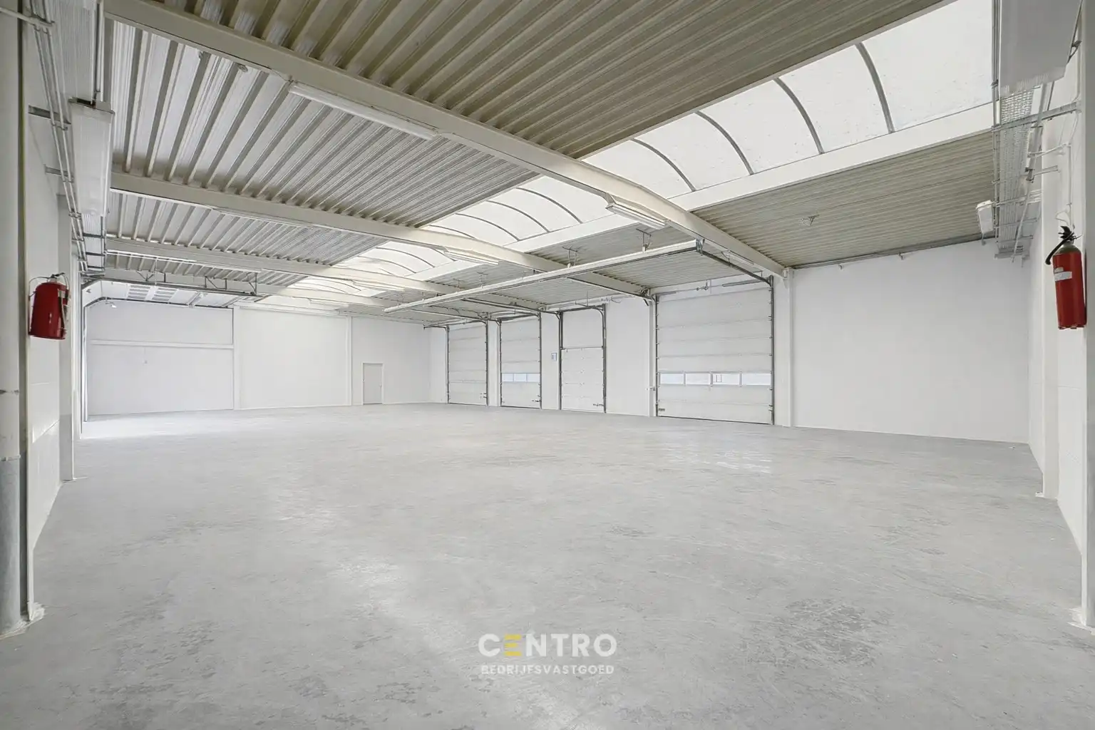 Op Toplocatie: Instapklaar HANDELSPAND bestaande uit MAGAZIJN (440m²) met BURELEN/TOONZAAL (85m²) en verhard terrein voor -en achter het gebouw! foto 6