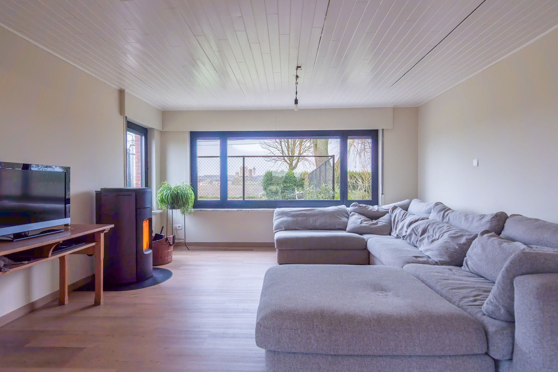 Gedeeltelijk gerenoveerd huis met bijgebouw, groen uitzicht foto 13