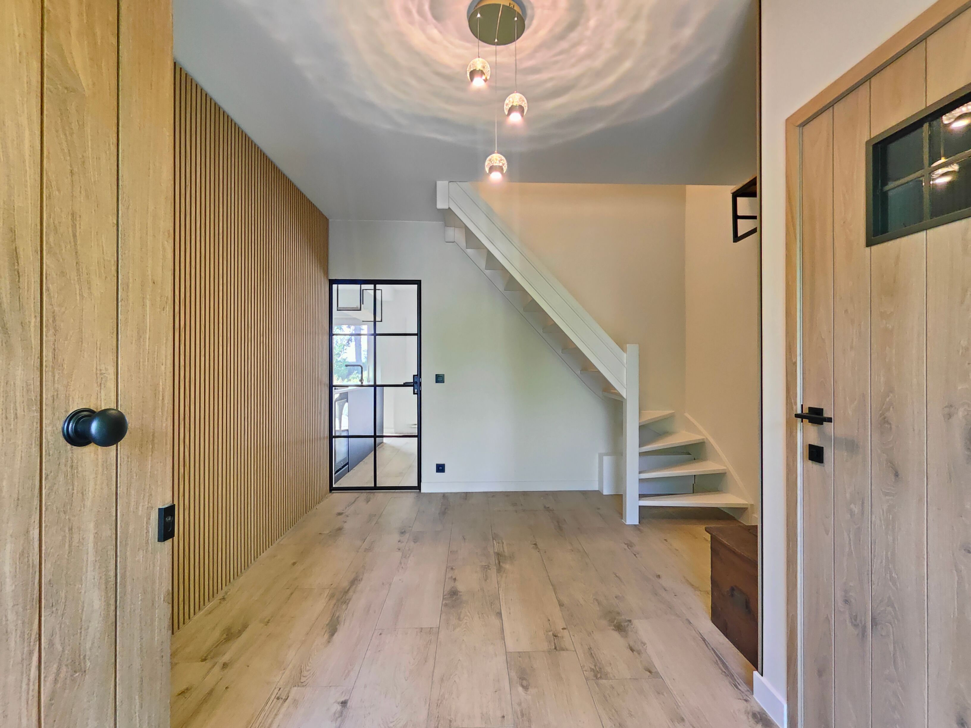 Volledig gerenoveerde VILLA op de grens met Knokke  (NL) ! Deze moet je in het echt komen zien! foto 4