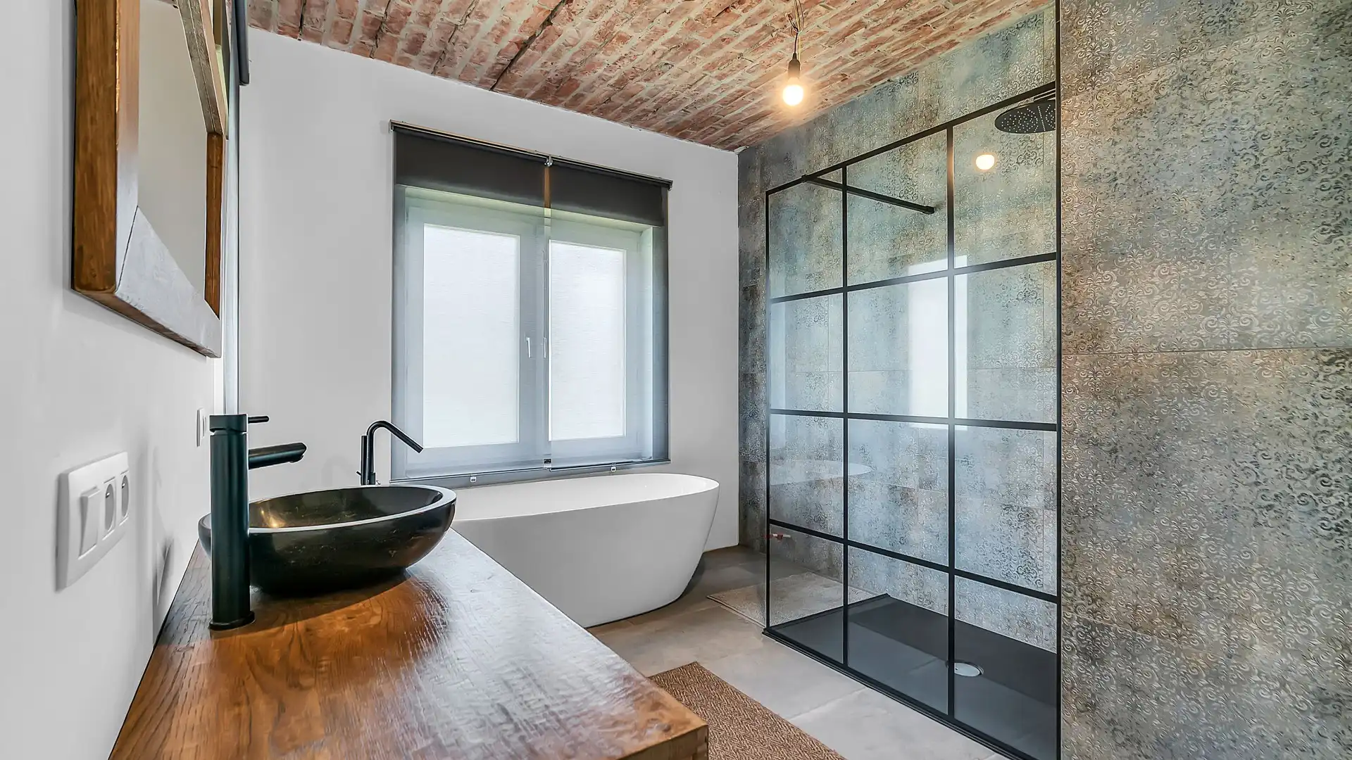 Rustig gelegen energiezuinige woning met 3 slaapkamers op een perceel van 6a foto 9
