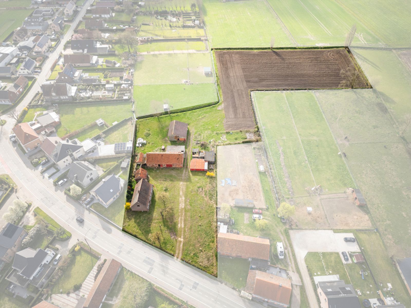 Hoeve met bijgebouwen op circa 1,2 ha foto {{pictureIndex}}