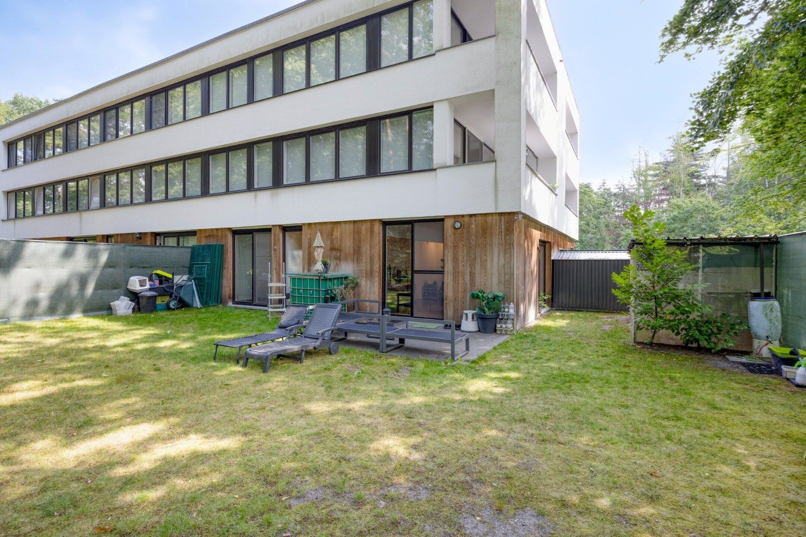 Gelijkvloers appartement met 2 slpks, ruime tuin, autostaanplaats en optionele garage ! foto 2