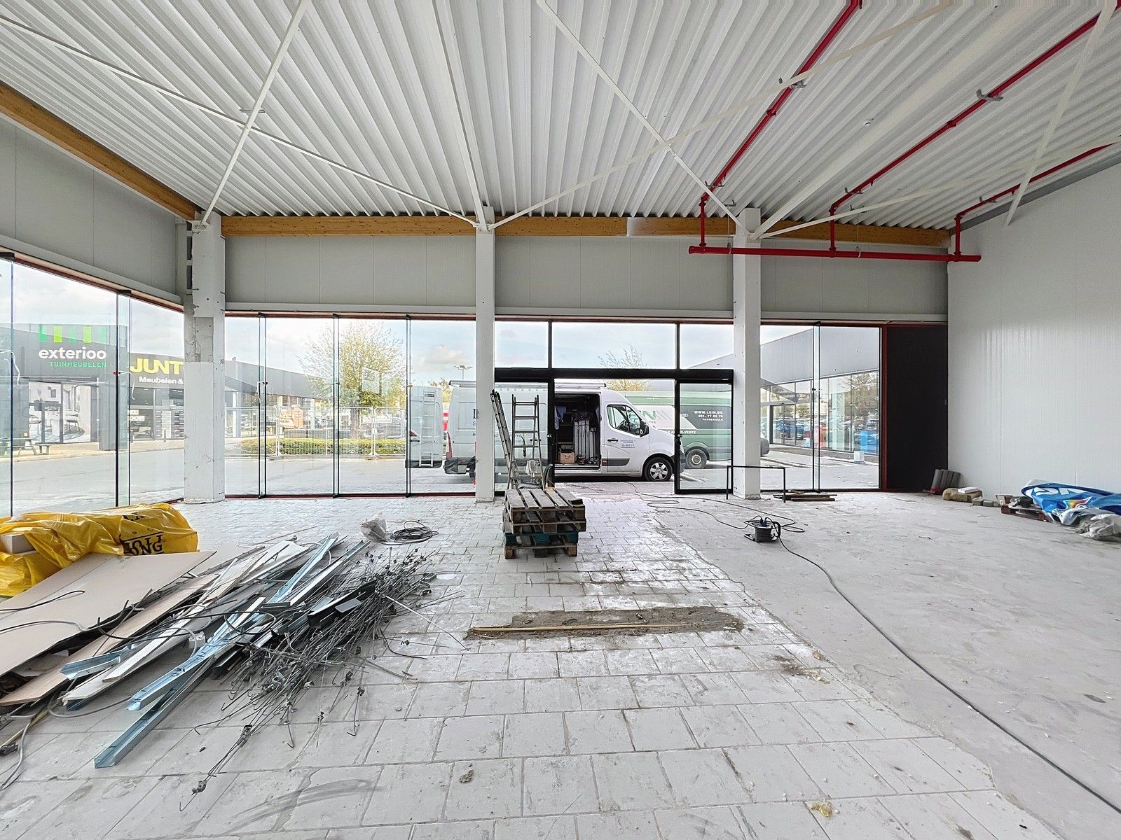 Vernieuwde baanwinkel (450m²) te huur in hét bruisende MAMMOETCENTER van Roeselare ! foto 6