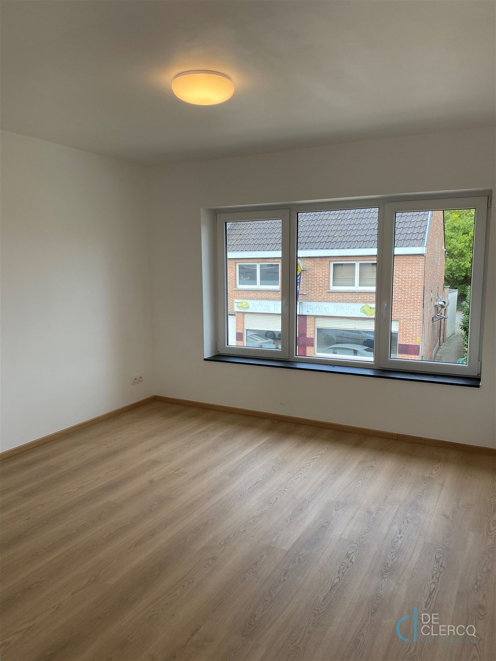 Modern gerenoveerde woning met tuin én garage in Lochristi!  foto 9
