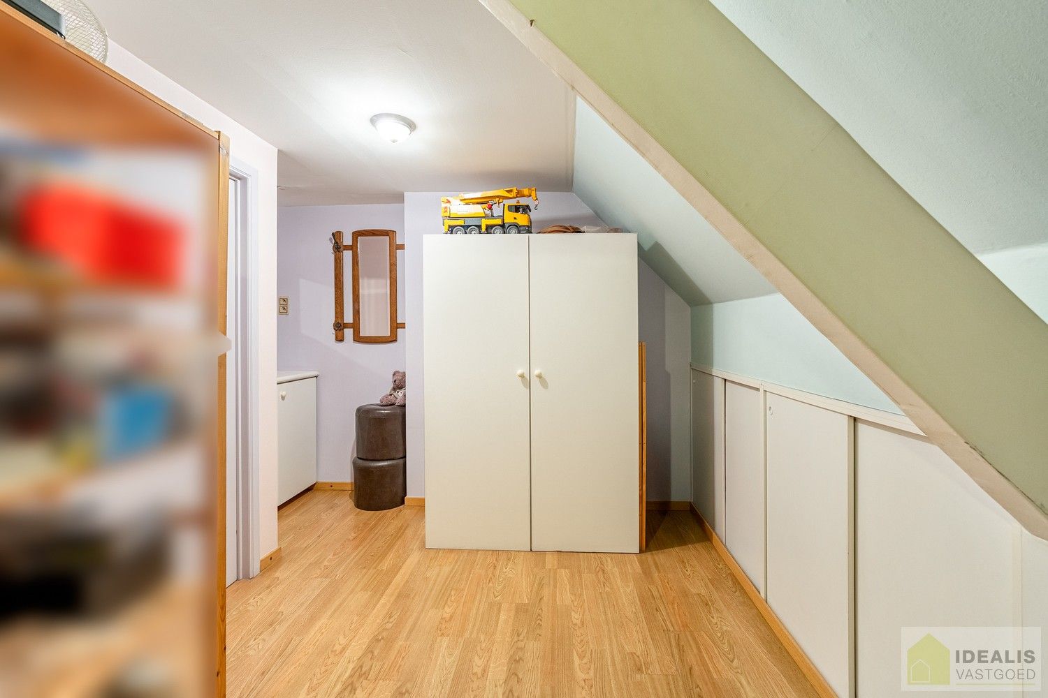IDEALIS VASTGOED - Aangenaam instapklaar duplexappartement met winkelruimte/werkatelier te Opitter, Bree. Dit ruime duplexappartement omvat +-140 m² netto bewoonbare oppervlakte. Dit multifunctionele pand biedt tal van mogelijkheden dankzij de winkelruimte/het werkatelier van maar liefst +-200m² die vroeger dienst deed als slagerij. Uiterst geschikt voor kandidaten op zoek naar een instapklare woonruimte mét handelsruimte op een gunstige locatie midden in hartje Opitter, Bree! Mogelijkheid wijziging tot ééngezinswoning mits het verkrijgen van een omgevingsvergunning. foto 22