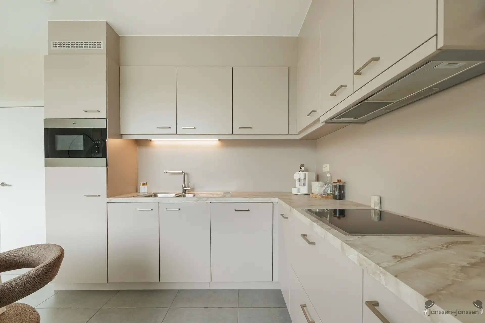 Mooi appartement met schitterend uitzicht en groot terras en parkeerplaats foto 5