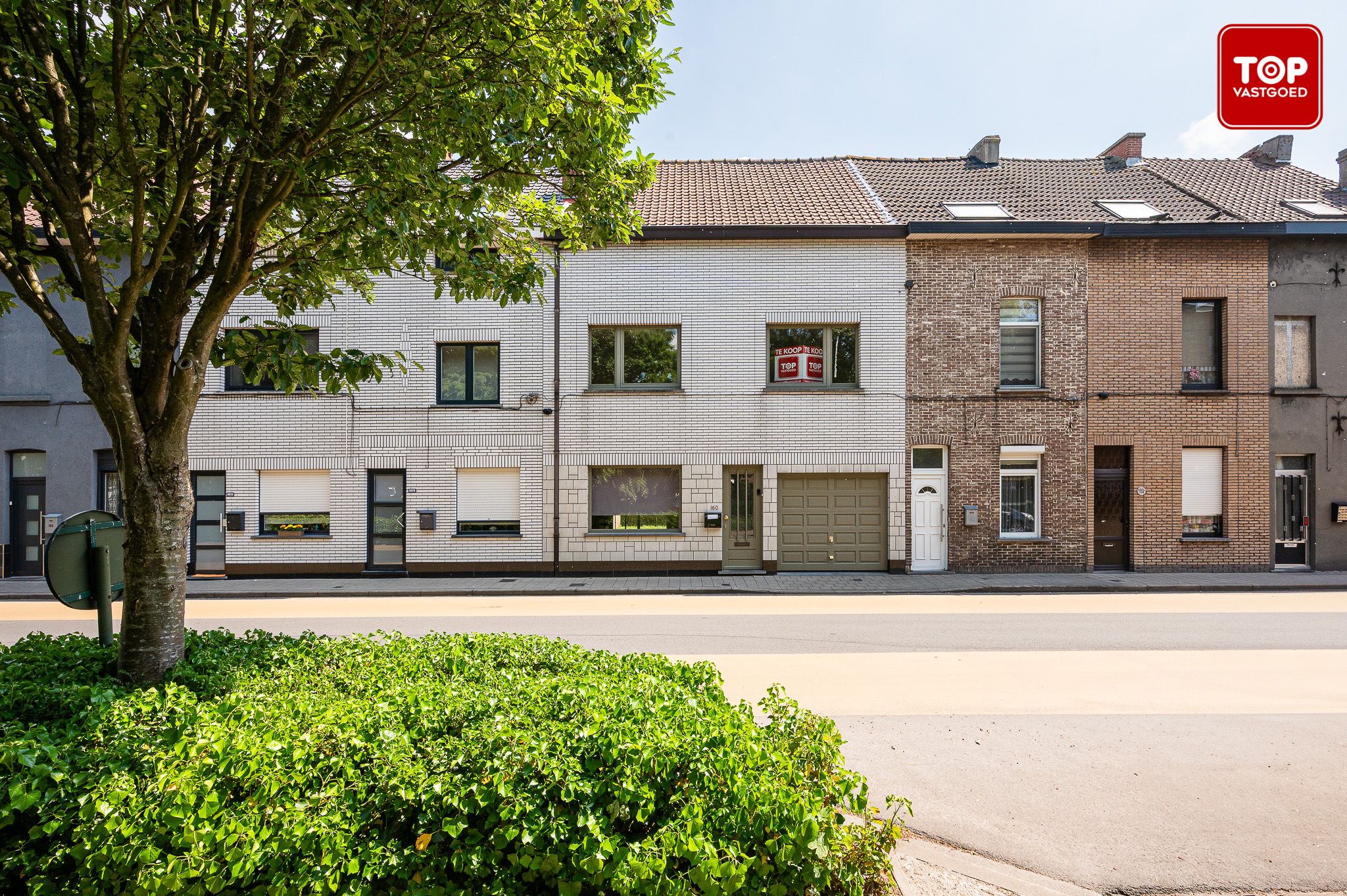 Woning met 3 slaapkamers, tuin en garage.  foto {{pictureIndex}}