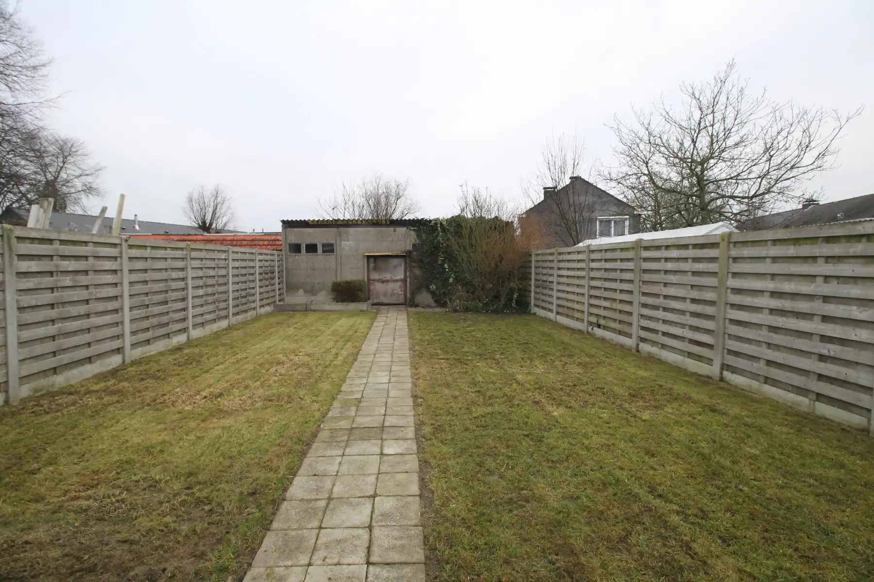 Ruime gezinswoning met terras en tuin foto 18