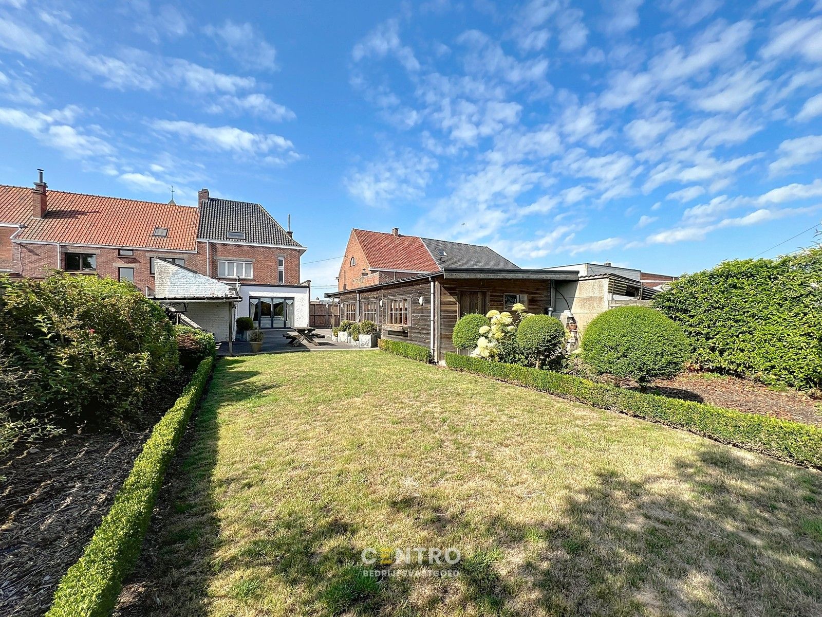 Woning met commerciële ruimte (eenvoudig om te vormen naar ruime leefruimte), 240m² bewoonbaar, extra tuinbergingen en DUBBELE garage te Torhout. foto 2