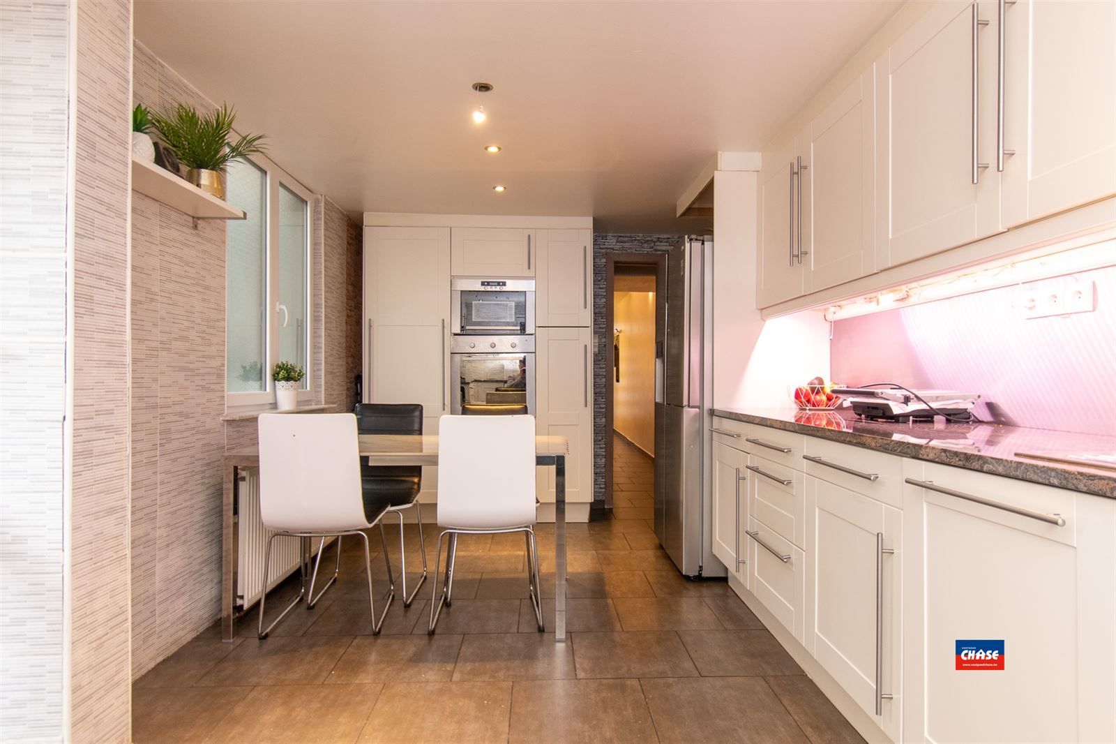 Gezinswoning met vier slaapkamers en tuin foto 5