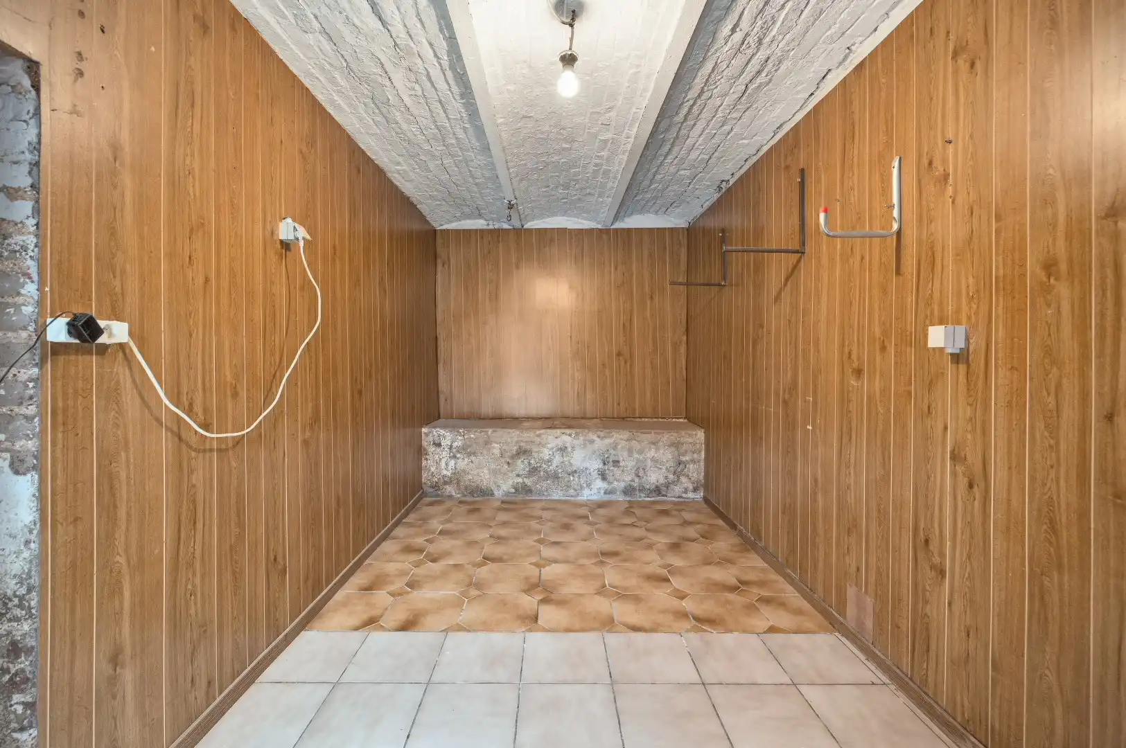 Ruime te renoveren rijwoning met ontzettend veel potentieel en een leuke tuin foto 13
