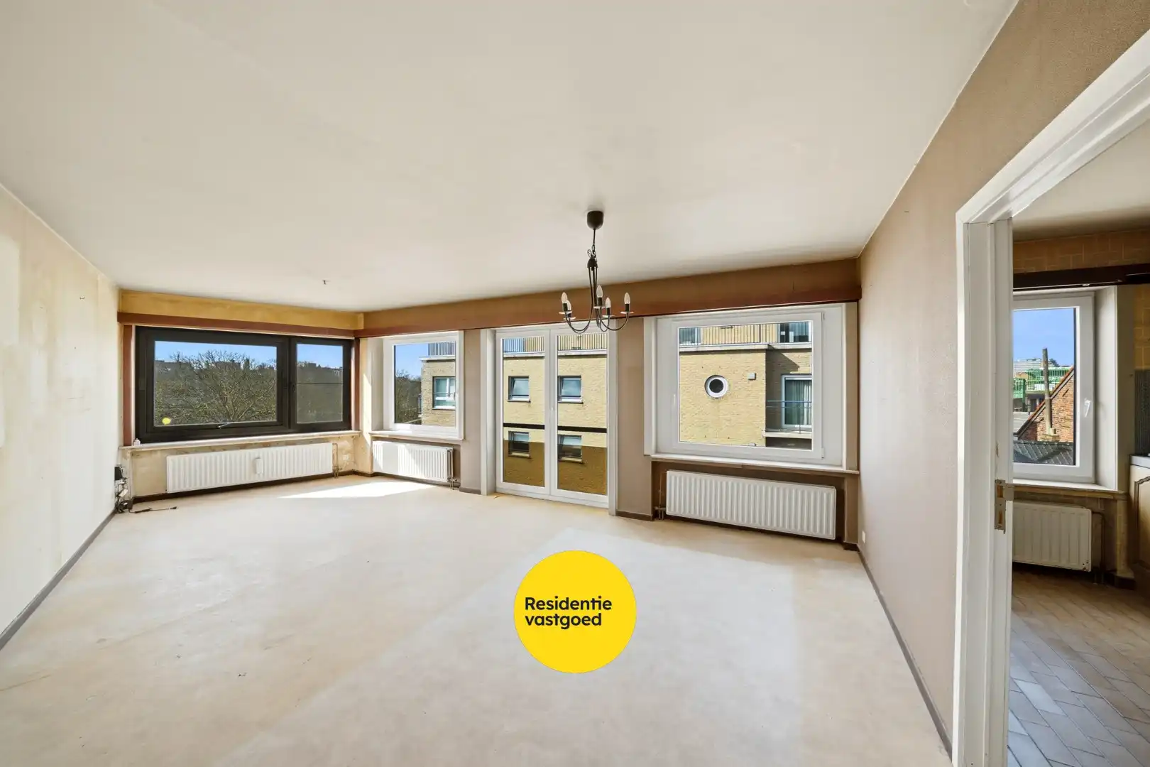 Op te frissen appartement met zicht op het Sint-Catharinaplein in Oostende foto 2