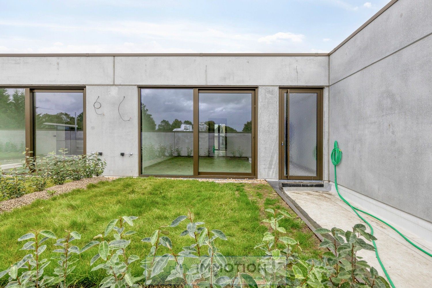 Nieuw 2-slaapkamerappartement met tuin en terras - KORTRIJKSTRAAT 127 ZWEVEGEM foto {{pictureIndex}}