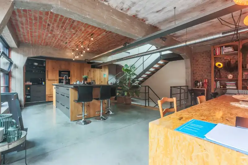 Centraal gelegen loft met 3 slaapkamers (meer mogelijk), garage voor 4 wagens, groot terras...(Energielabel A, elektriciteit goedgek...) foto 6