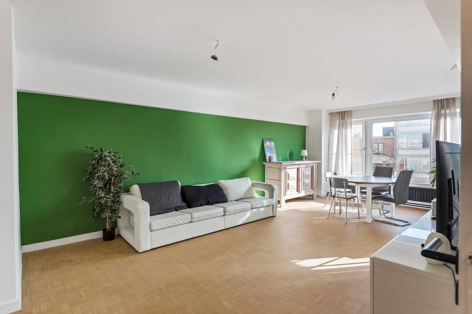 Gerenoveerd appartement met 2 slaapkamers en staanplaatsen te Antwerpen! foto 2
