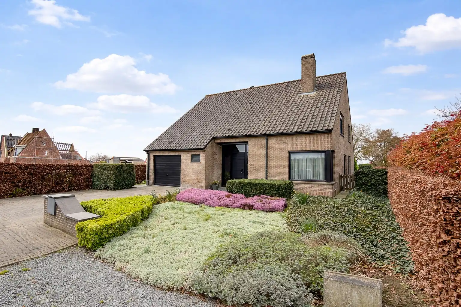 Villa op groot perceel met open zicht: 4 slaapkamers, 2 badkamers, grote tuin, topper te Torhout! foto {{pictureIndex}}