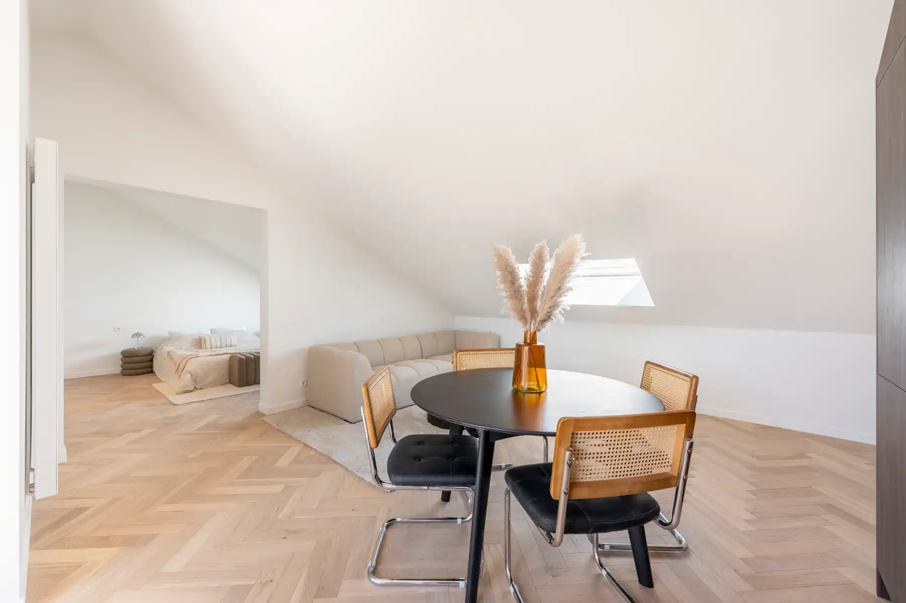 Prachtig gerenoveerd appartement te huur foto 8