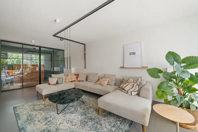 Hooglede – Verrassend ruime tussenwoning met villa-allures op 1.218 m² foto 3