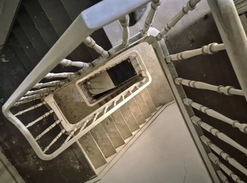 Roeselare-stadskern. Uitstekend zichtbaar gelegen gelijkvloers handelspand met extra 2 verdiepingen potentieel. Bestaande huuropbrengsten. Potentieel polyvalent pand ! foto 11