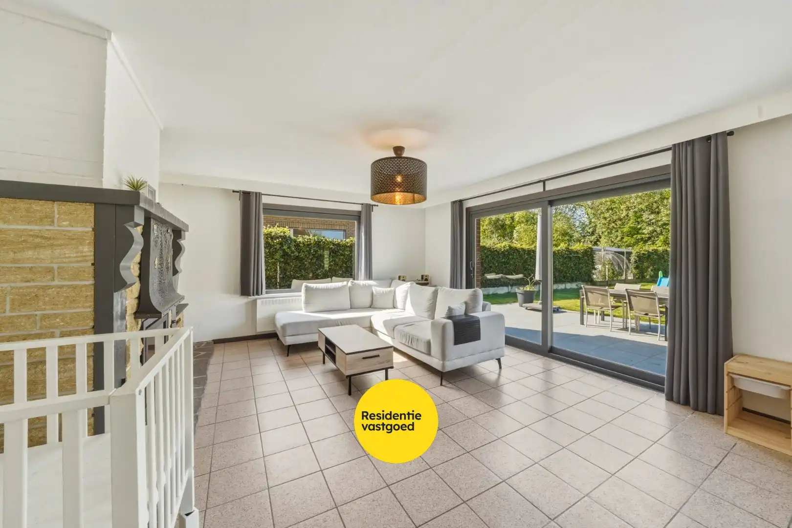 Instapklare ruime bungalow met zongerichte tuin in hartje Oudenburg! foto 3