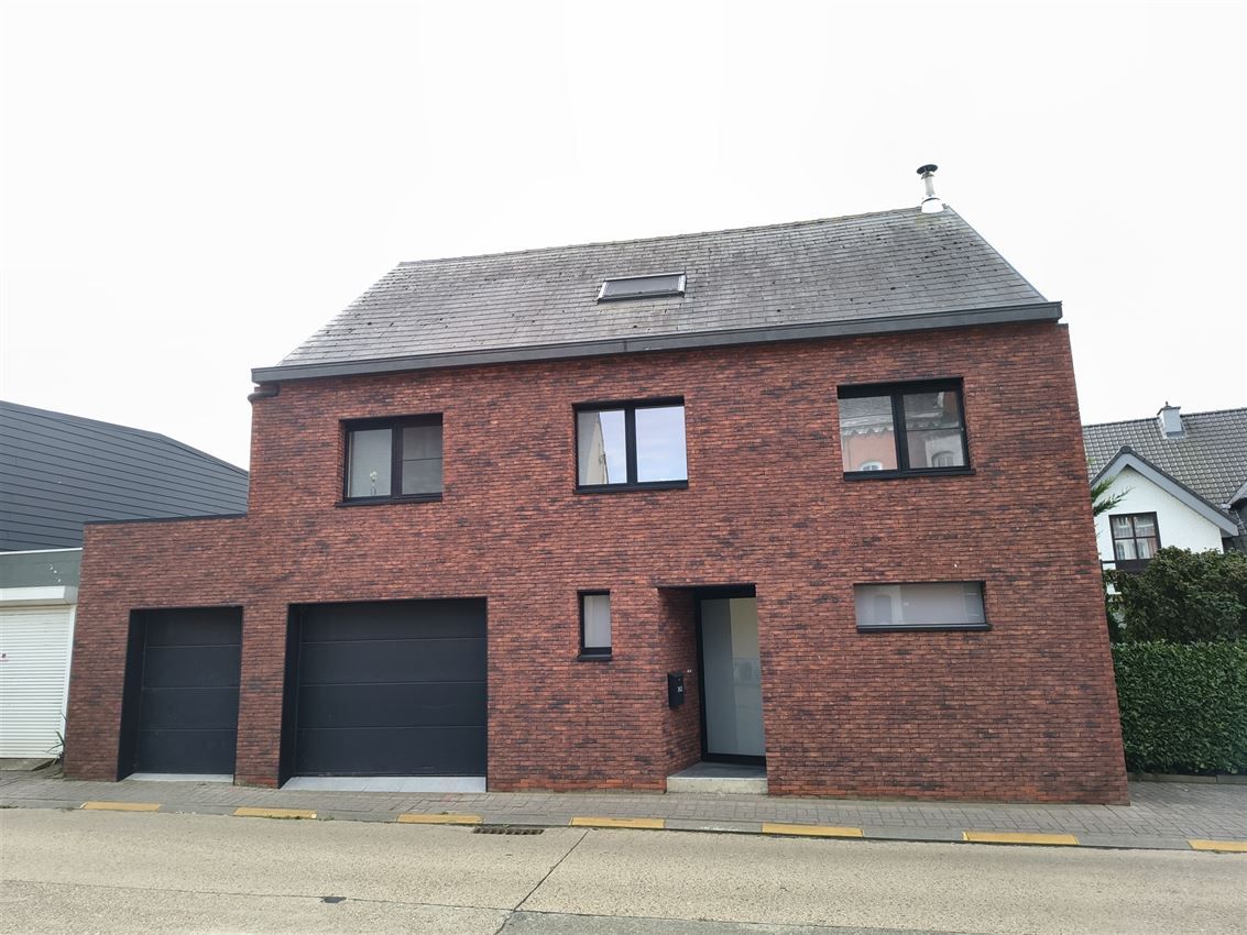 Architecturaal plaatje met 4 slpk., garage en riant terras foto 46