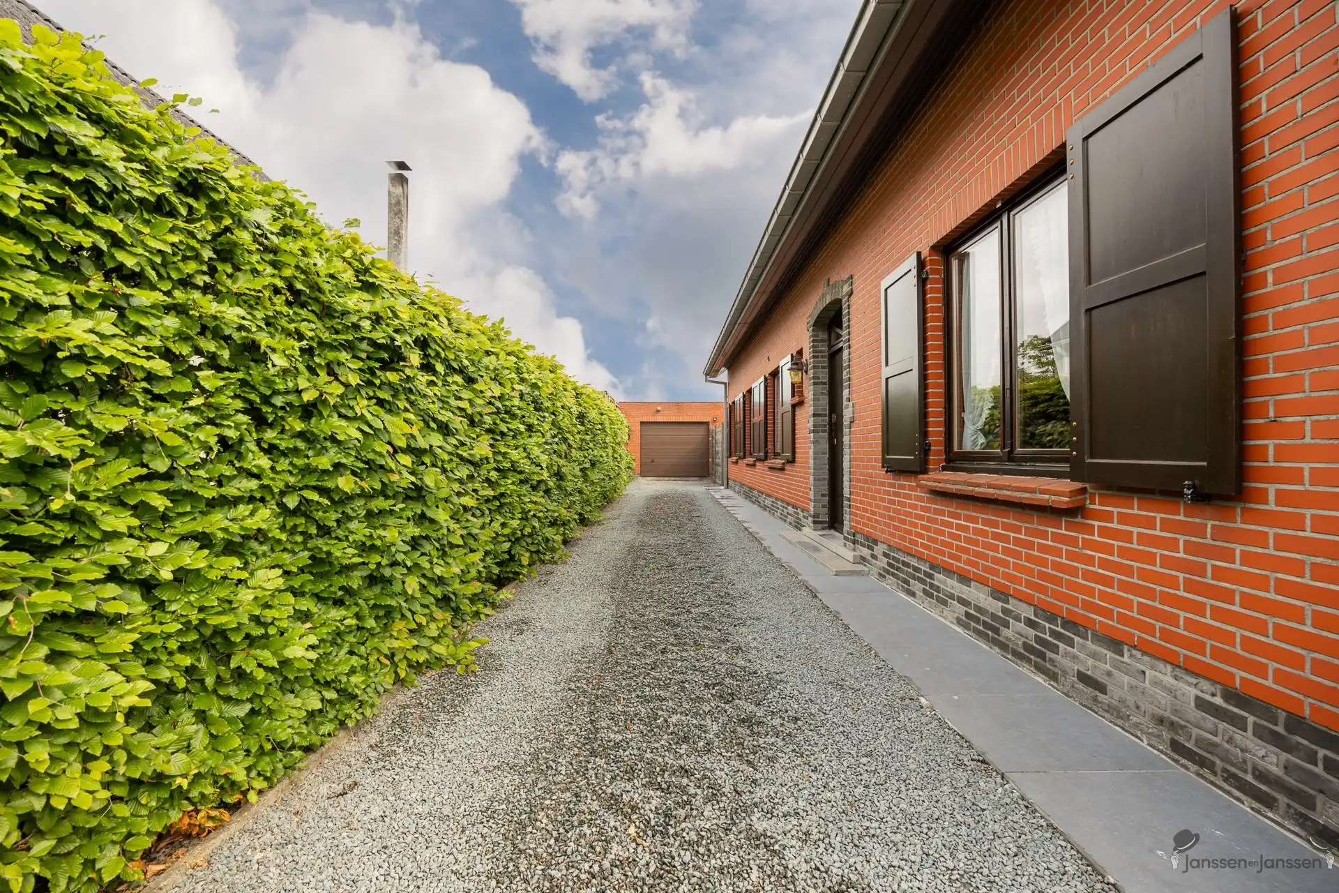Verzorgde woning met grote tuin foto 2