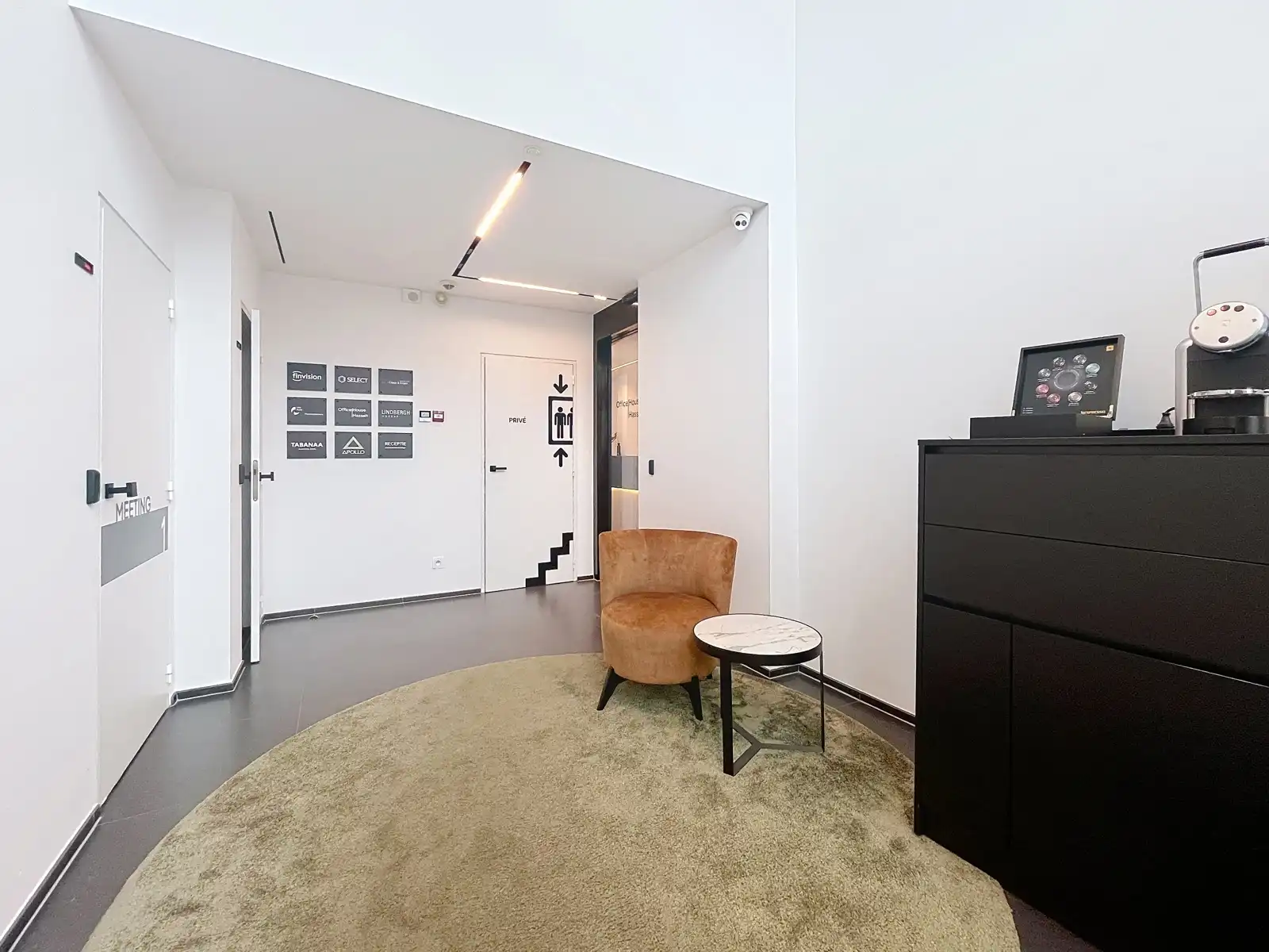 Duplex-kantoorruimte met 6/9 werkplekken in dienstencentrum. foto 3