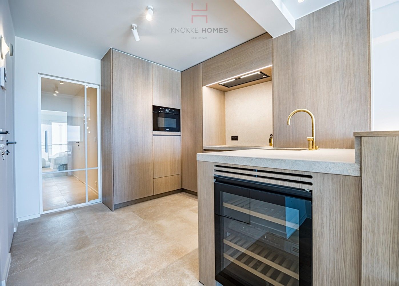 Volledig vernieuwd appartement met drie slaapkamers op de zeedijk van Duinbergen foto 11