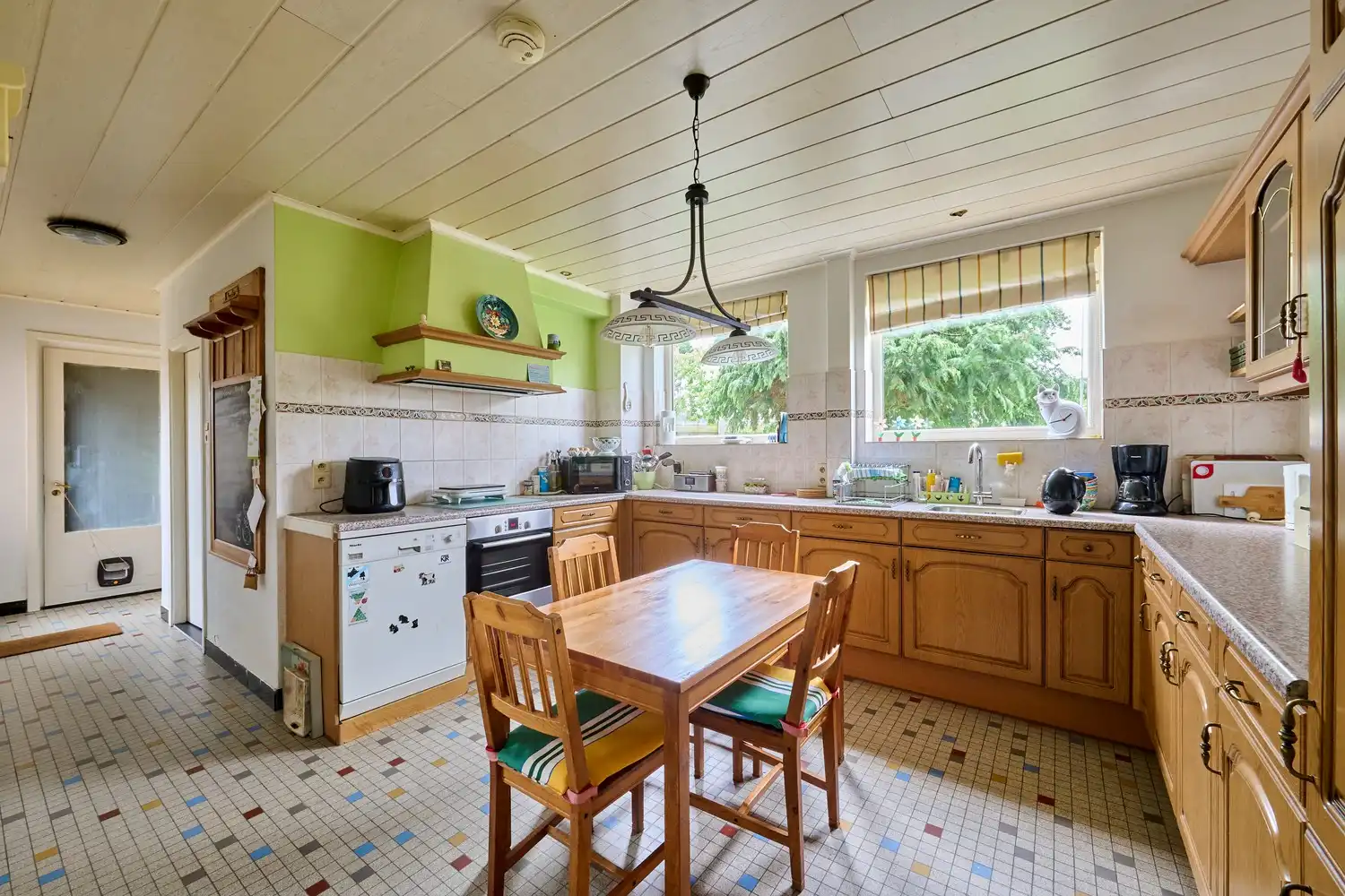 Vrijstaande karakteristieke woning met 4 slaapkamers gelegen op een fraai gelegen perceel foto 9