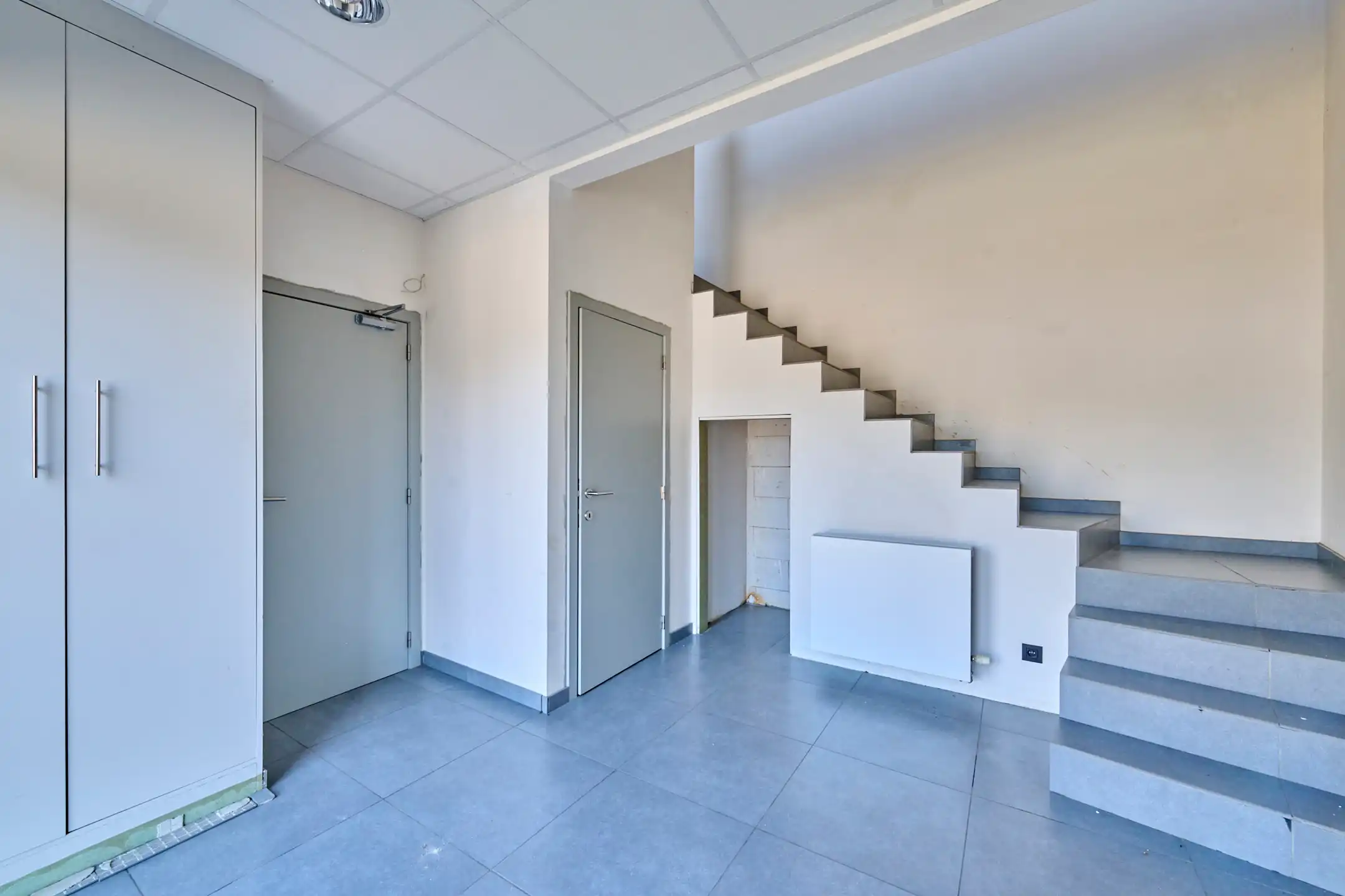 MULTIFUNCTIONEEL BEDRIJFSGEBOUW MET APPARTEMENT EN BUITENTERREIN foto 9