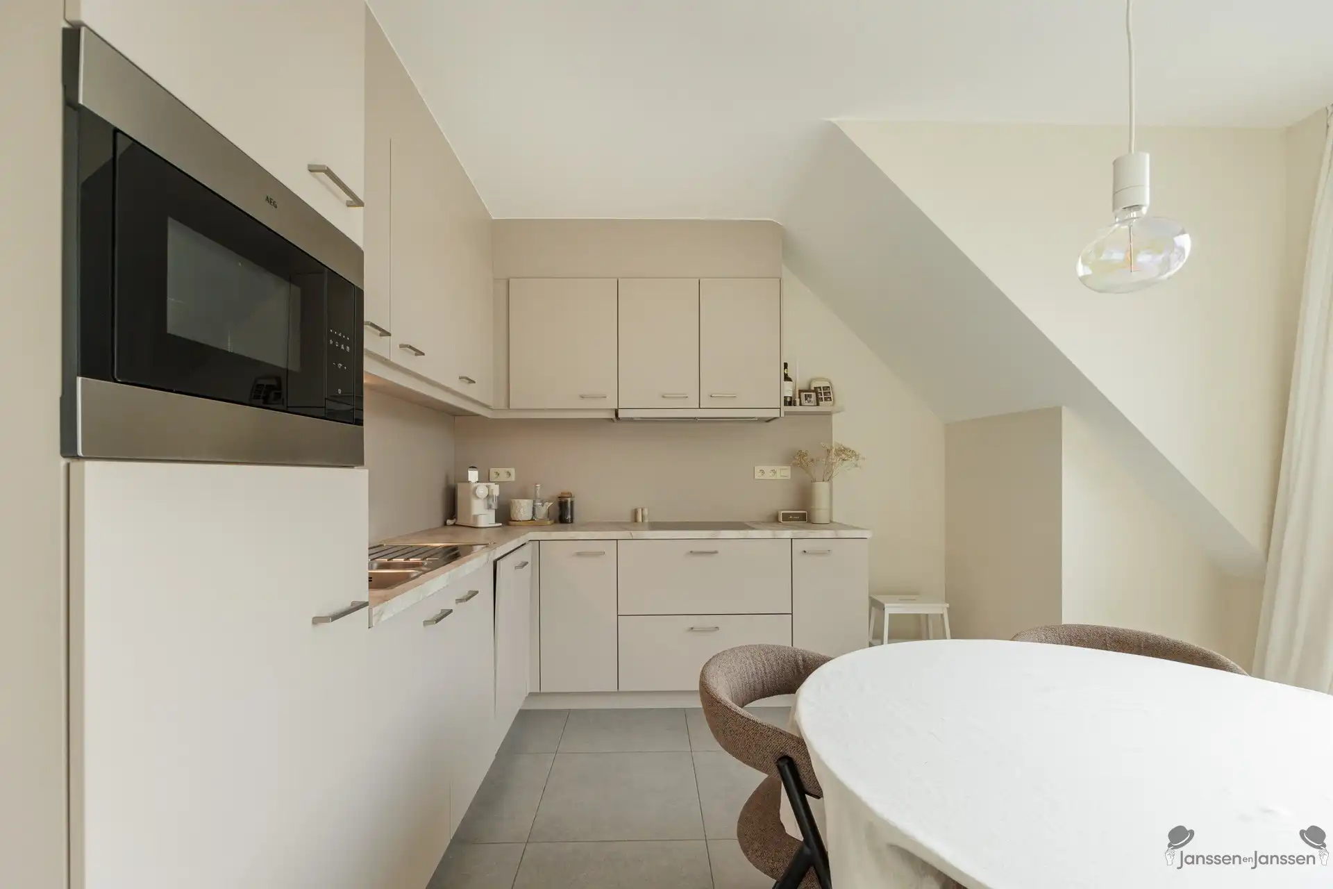 Mooi appartement met schitterend uitzicht en groot terras en parkeerplaats foto 2