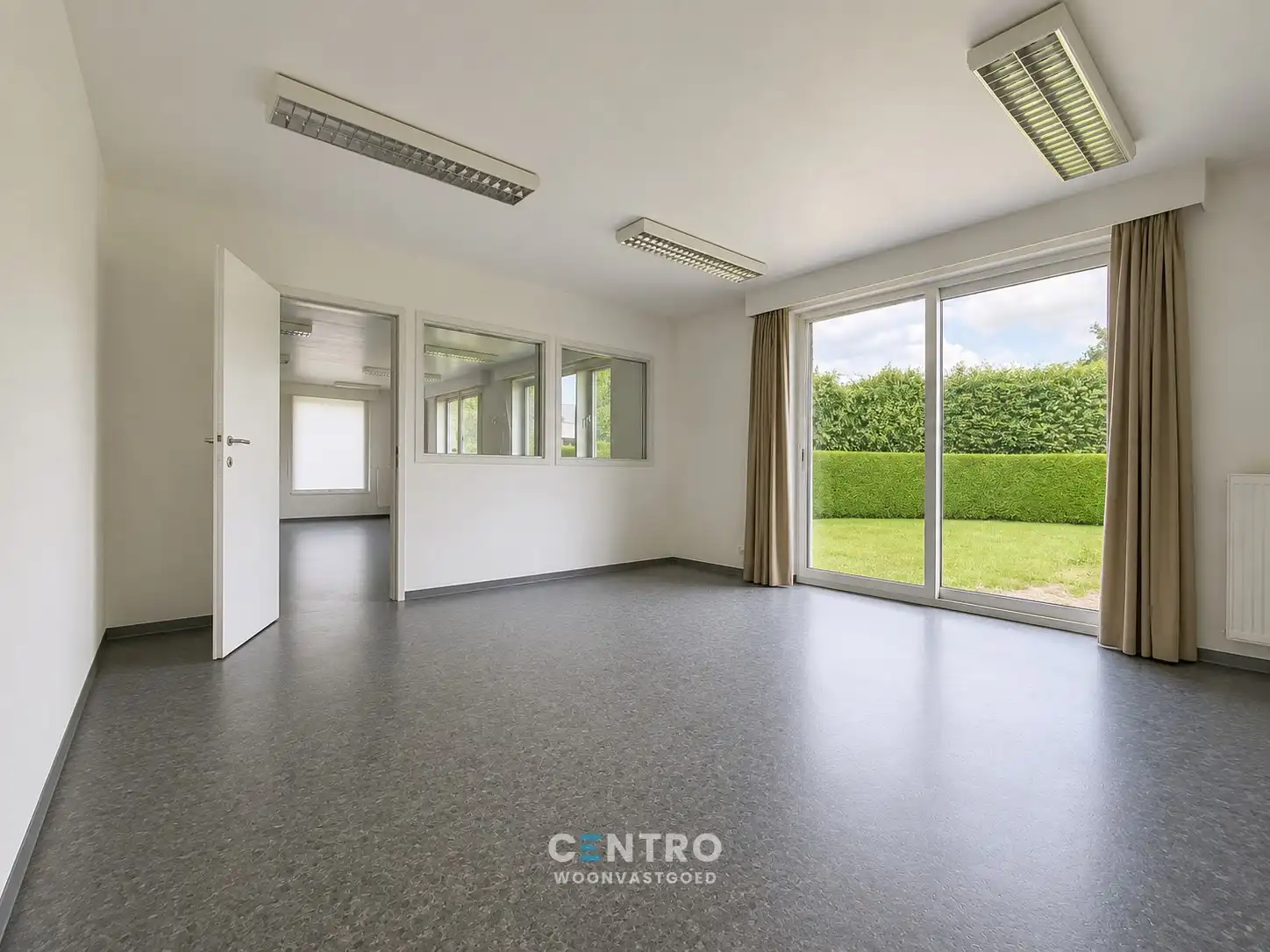 Vrijstaande VILLA (430m²) op een hoekperceel van ± 1.200 m² op invalsweg Roeselare (vlakbij de ring R32). Ook ideaal als KANGOEROEWONING. foto 17