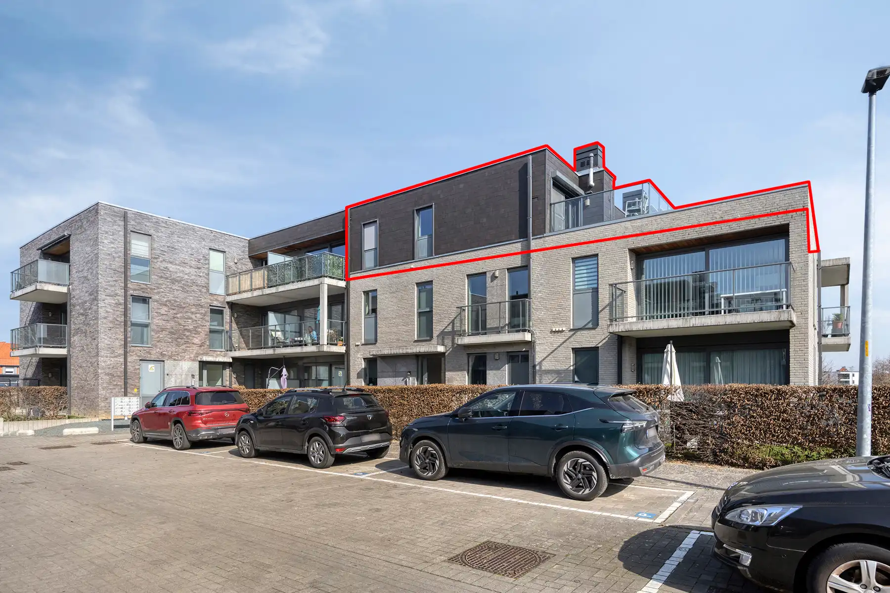 Appartement met 2 slaapkamers, groot terras, garage & kelder foto {{pictureIndex}}