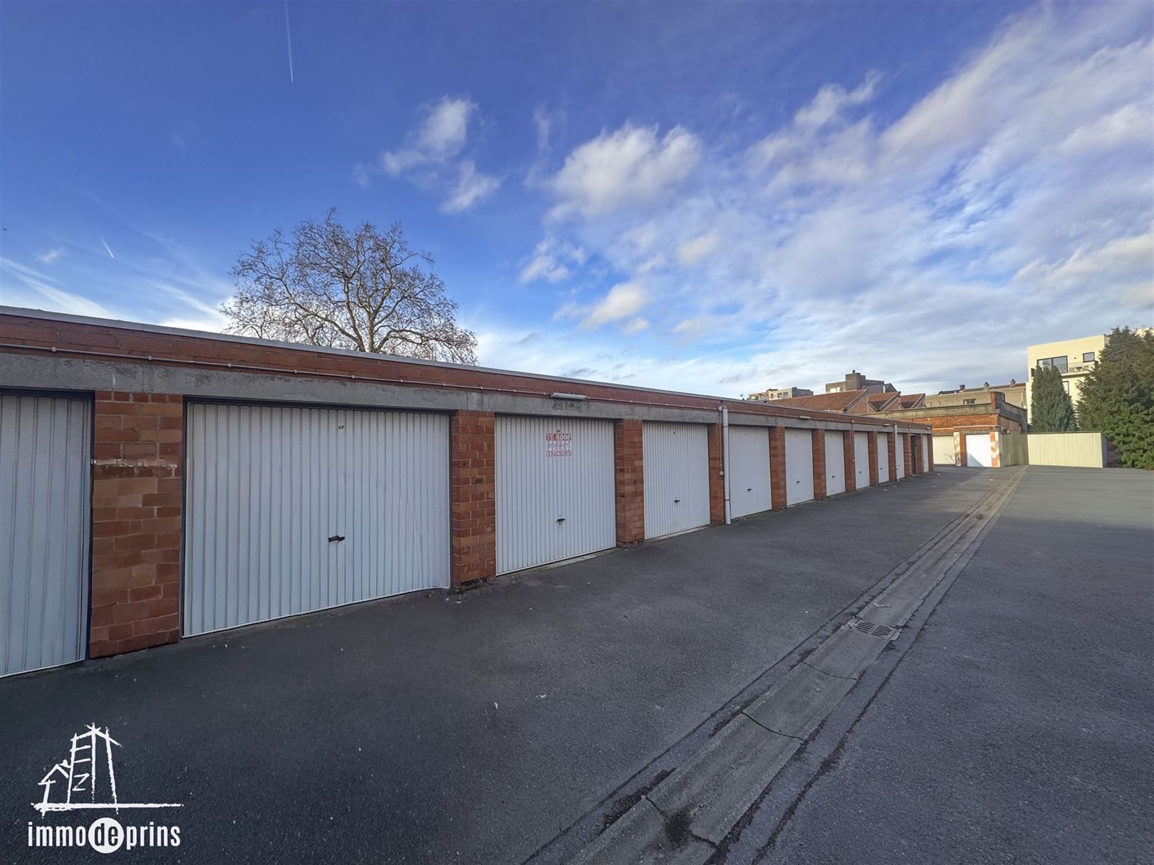 12 Garages opbrengsteigendom foto {{pictureIndex}}