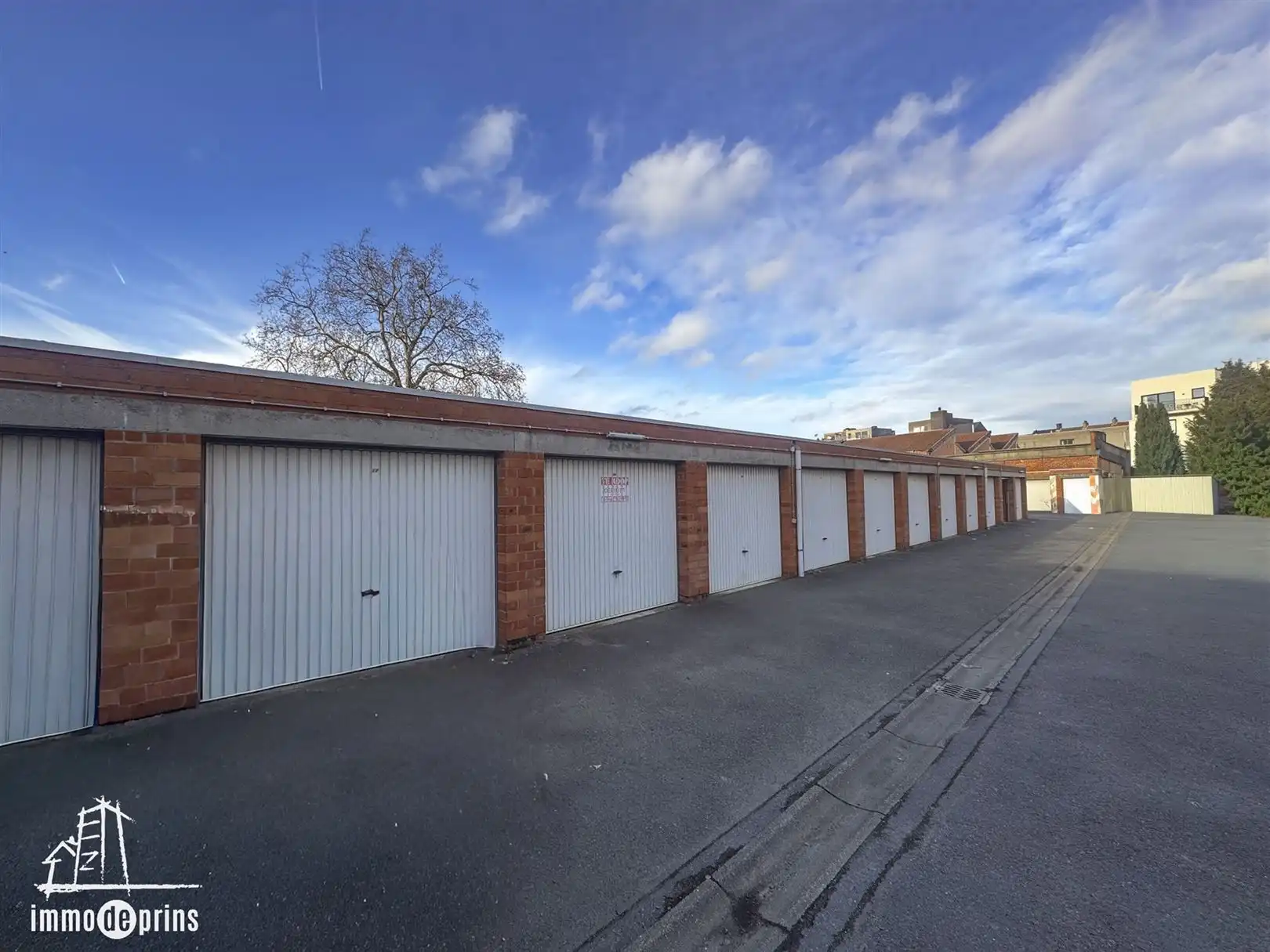 12 Garages opbrengsteigendom foto {{pictureIndex}}