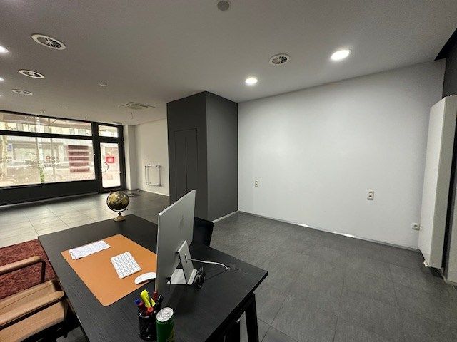 Instapklaar handelsruimte op de bekende Pauwengraaf te Maasmechelen foto 5