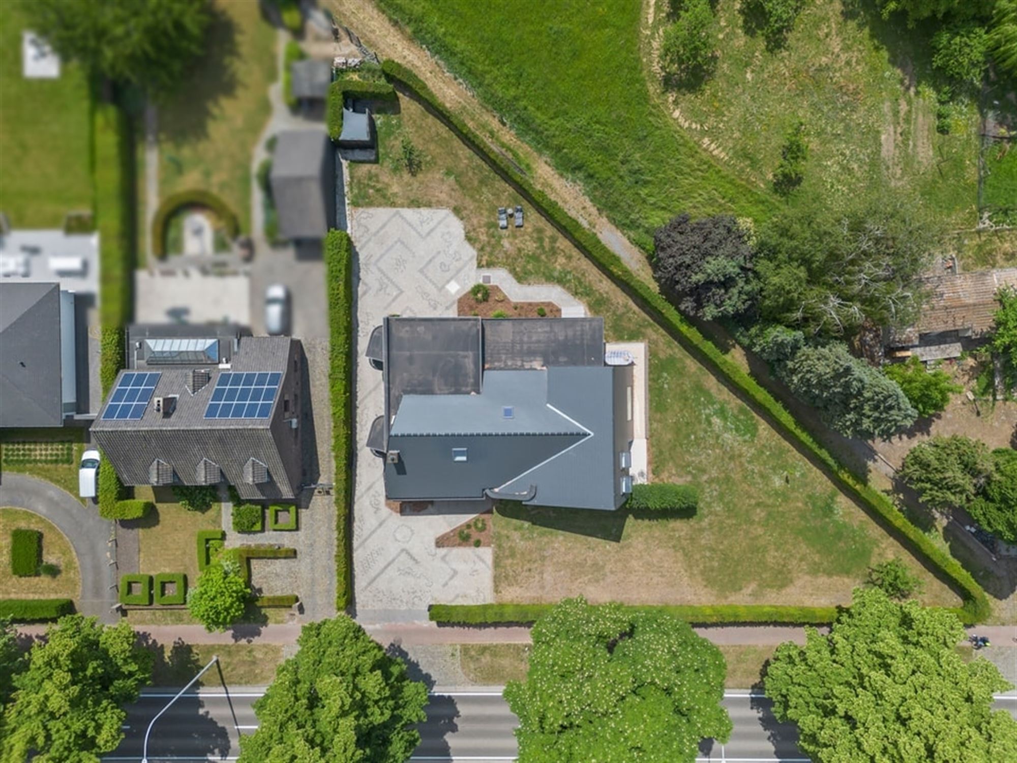 UNIEKE DESIGNWONING MET MODERNE AFWERKING EN STIJVOLLE ARCHITECTUUR foto 2