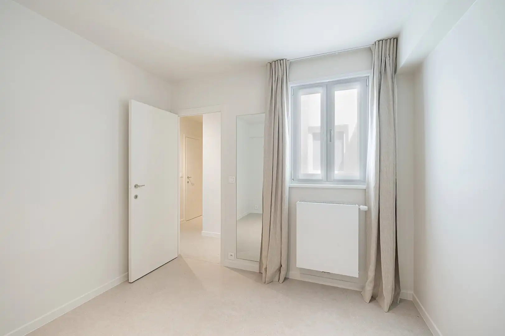 Modern instapklaar appartement met 2 slaapkamers en zijdelings zicht op zee. foto 8