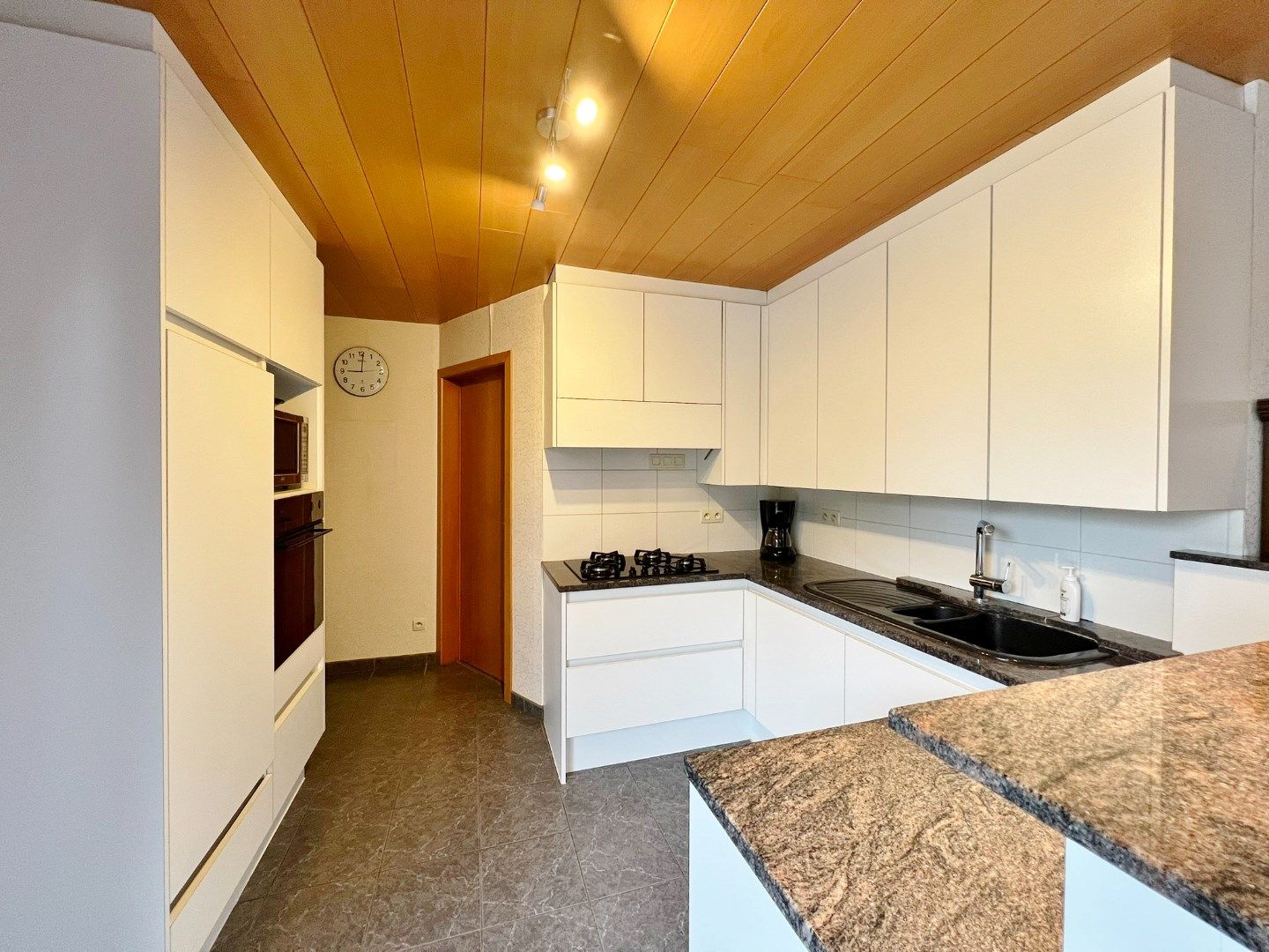 Instapklare woning met garage en ruime koer/tuin op centrale ligging te Ieper foto 7