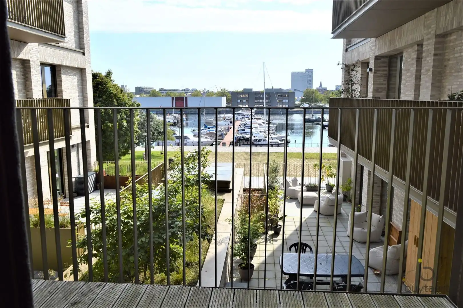 Frontaal waterzicht vanuit dit lumineuze recente appartement met terras! foto 12