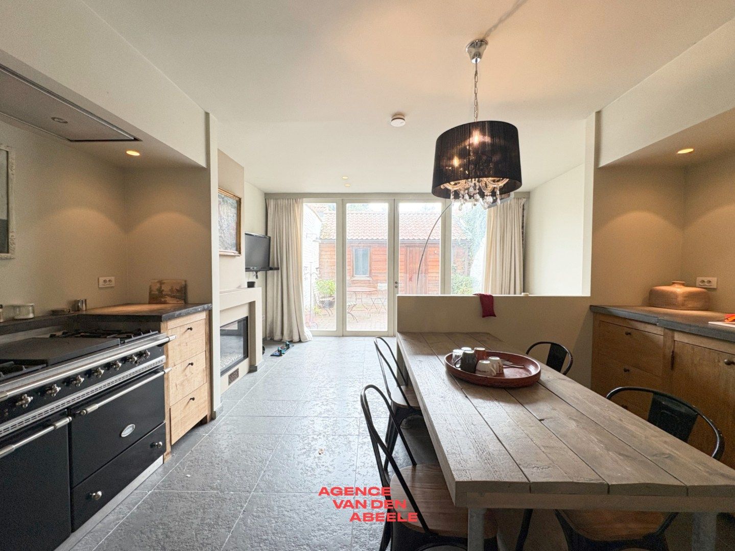 High class woning met stadskoer foto 9