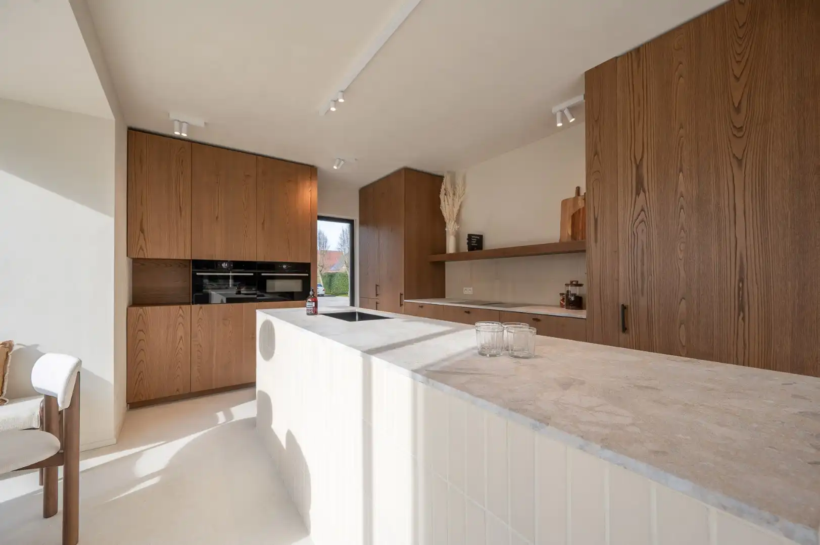 Alleenstaande en luxueus gerenoveerde villa op een rustige en residentiële ligging in Knokke foto 6