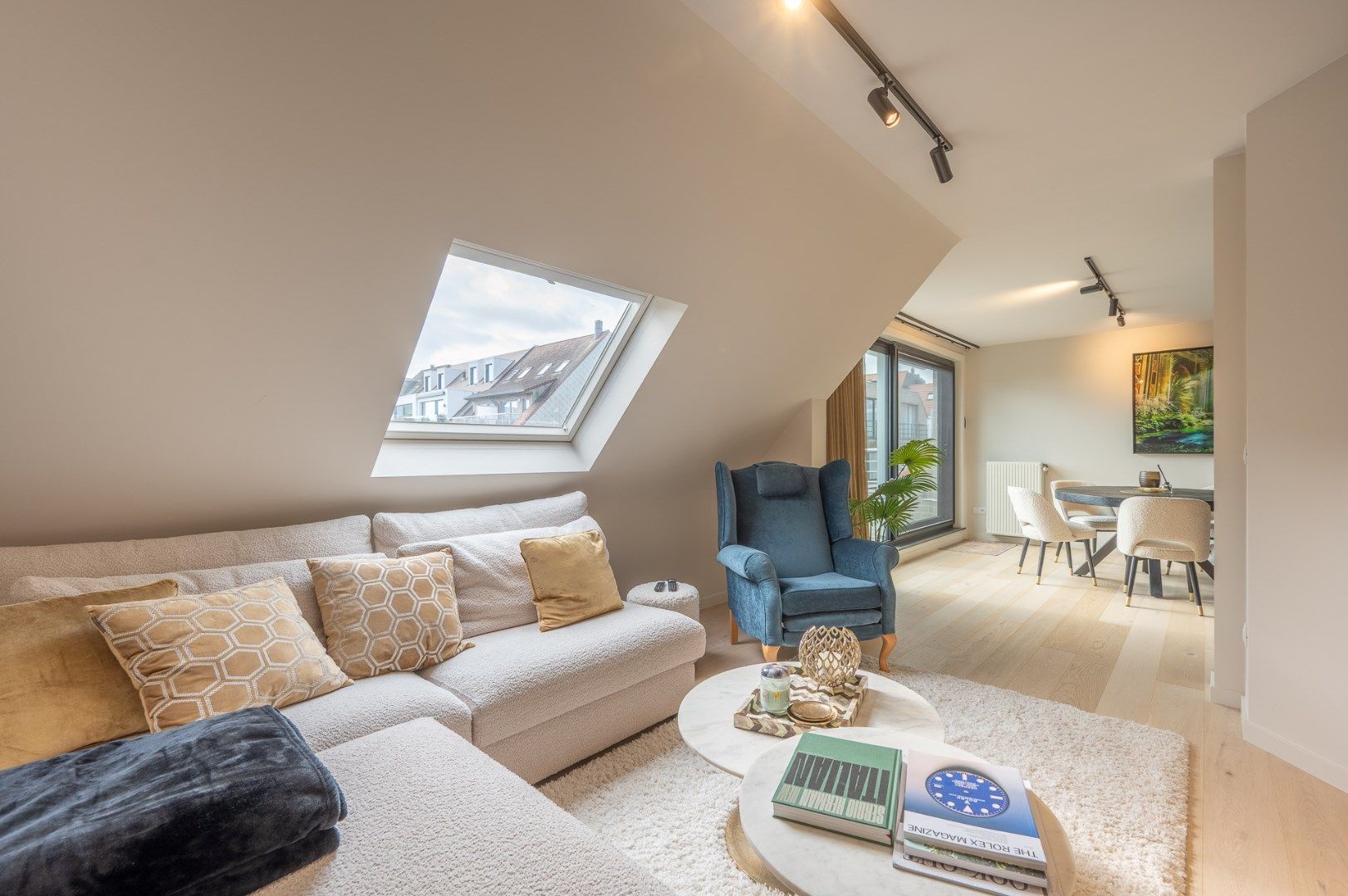 Volledig gerenoveerde duplex penthouse met 3 volwaardige slaapkamers in het centrum van Knokke. foto 3